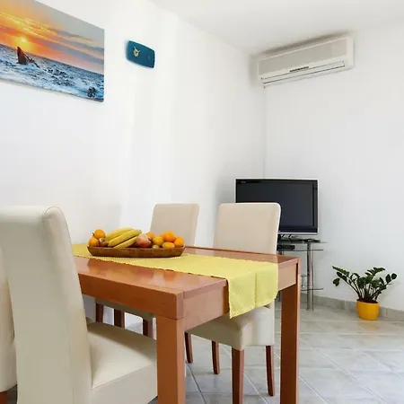 Zrnovnica Apartment *